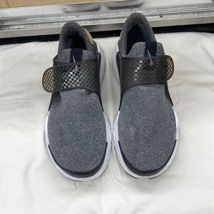 Nike Sock Dart SE Sneakers Vachetta Tan Women’s Size 9 Gray Black Slip-on . KEA